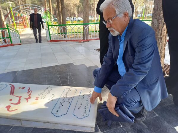 اقامه نماز با شکوه عید فطر به امامت امام جمعه حبیب آباد