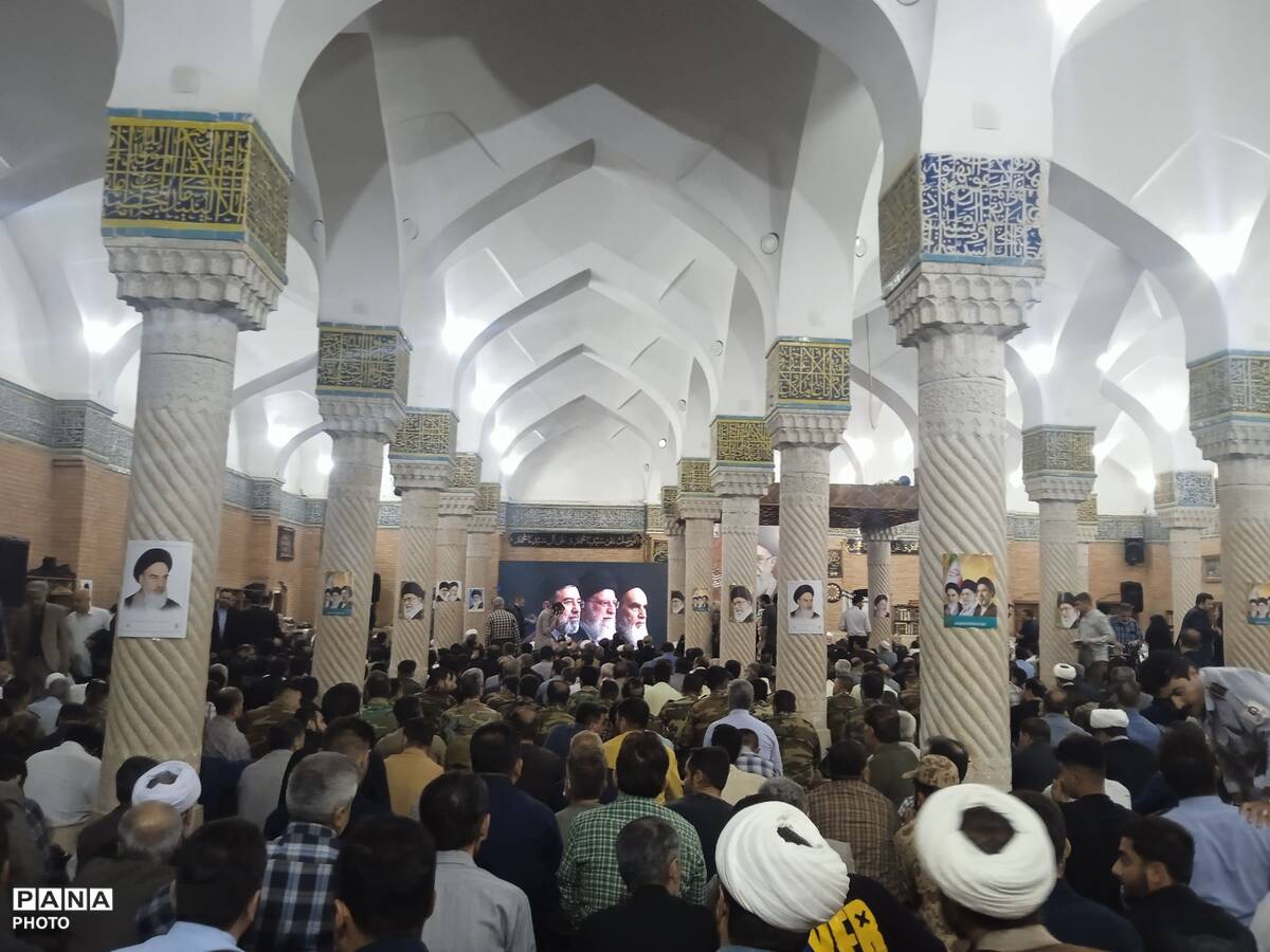 مراسم گرامیداشت رهبر شهید در مسجد جامع سنندج