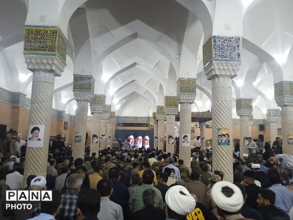مراسم گرامیداشت رهبر شهید در مسجد جامع سنندج