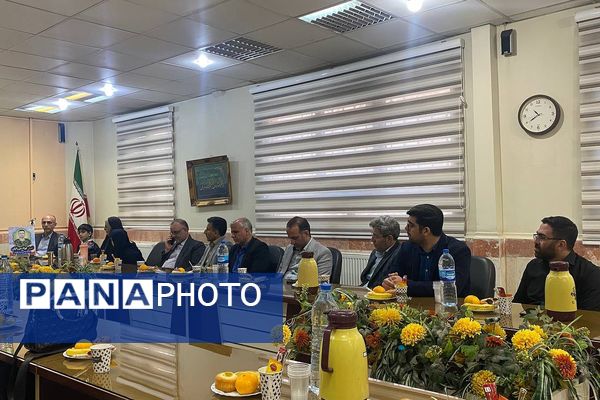 جلسه ستاد شاهد ورامین با محوریت ارتقای کیفیت آموزشی و تجلیل از فرزندان شهدا