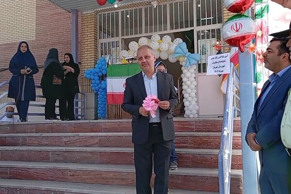 زنگ جشن شکوفه‌ها در مدرسه «آیین روشن» شهریار نواخته شد
