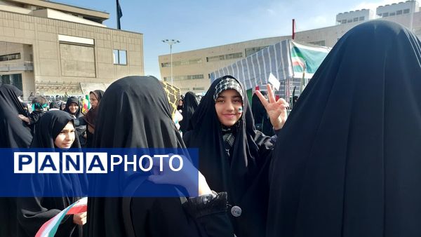 حضور پرشور دانش آموزان پیشتاز مشهدی در راهپیمایی یوم الله ۱۳ آبان