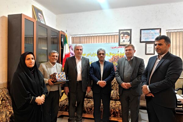 تجلیل ازوالدین جانباز در دبیرستان شاهد شهید معزی