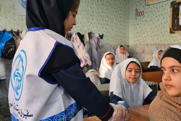 توزیع بسته‌های سلامتی در مدرسه ابتدایی هدی با مشارکت سفیران سلامت