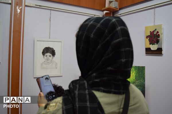 هنرمندان باباحیدر، نگارخانه آفتاب را گلباران کردند