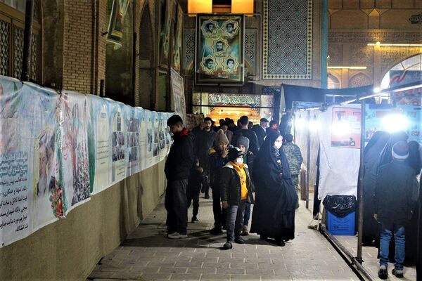 استقبال نوجوانان از غرفه‌های یادواره شهدای مسجد جامع قم