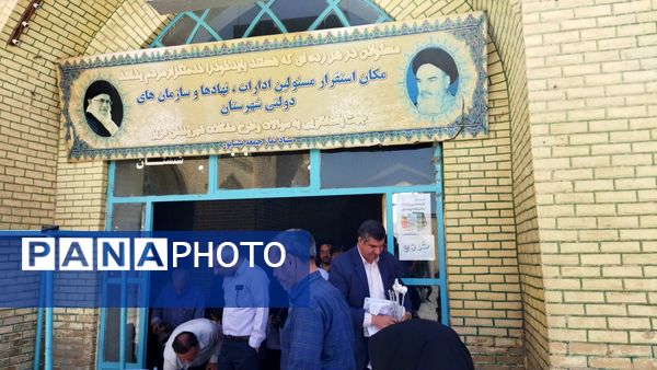 میز خدمت ادارات و بانک‌ها در نماز جمعه نیشابور