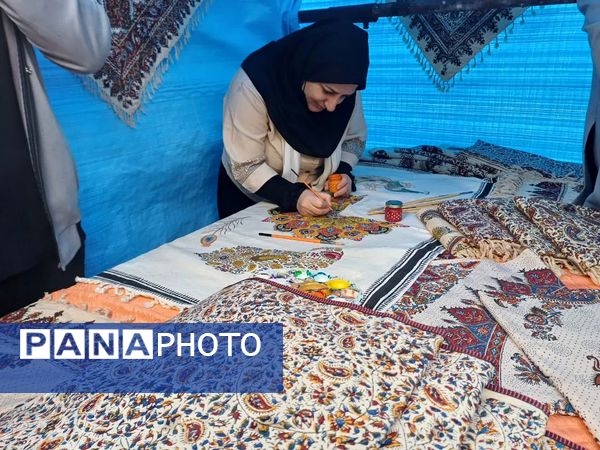 بازدید معاون رئیس جمهور و ریاست سازمان برنامه و بودجه کشور از مشاغل صنایع دستی و نان شهرستان برخوار در پارک آزادگان شهر حبیب آباد