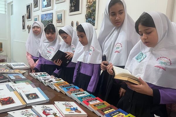 بازدید دانش‌آموزان از نمایشگاه کتاب پژوهشسرای دانش‌آموزی کاوش کهریزک 