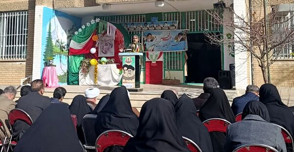 گرامیداشت سالگرد انقلاب با نواختن زنگ در دبیرستان دخترانه شاهد