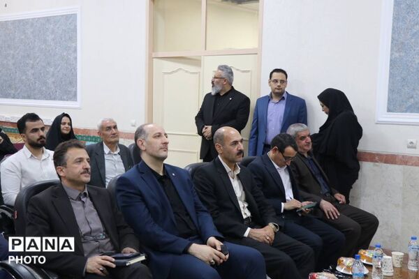 «سپاس معلم» در تبریز؛ آیین تجلیل از معلمان نمونه ناحیه یک با حضور فرماندار 