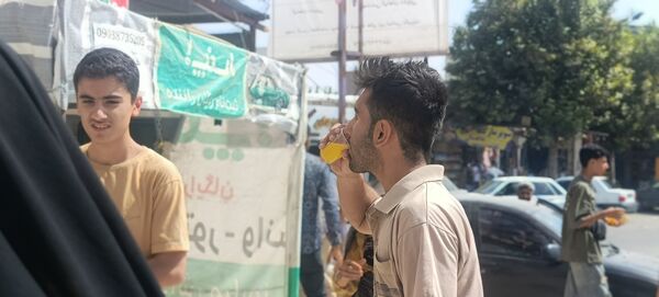توزیع شربت و شیرینی به مناسبت میلاد پیامبر اسلام (ص) 