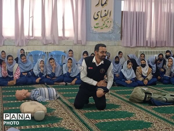جلسه  آموزشی طرح ماهر سفیران سلامت در مدرسه بنت المهدی صدر ۲