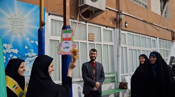 آغاز جشن‌های دهه فجر در مدارس؛ زنگ انقلاب امسال با ایران‌مون نواخته شد