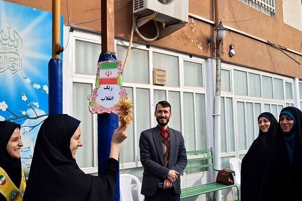 آغاز جشن‌های دهه فجر در مدارس؛ زنگ انقلاب امسال با ایران‌مون نواخته شد