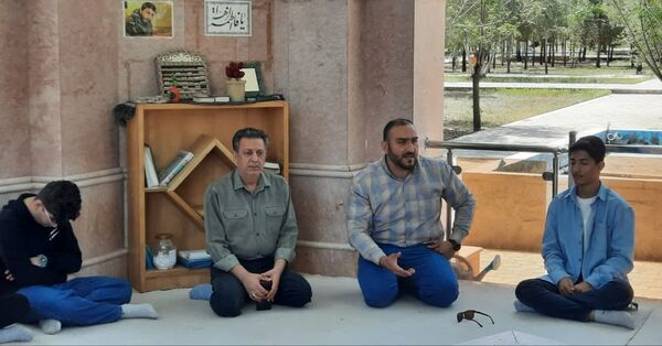 ادای احترام و غبارروبی گلزار شهدای گمنام توسط دانش‌آموزان