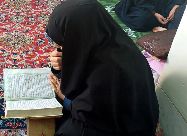 دانش آموزان  در جست و جوی آرامش و نزدیکی به خدا