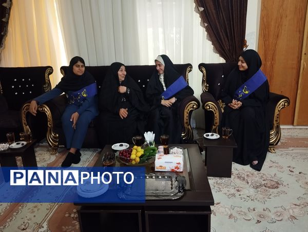 دیدار اعضای انجمن اسلامی هنرستان بصیرت آشخانه با همسر جانباز رسایی پور