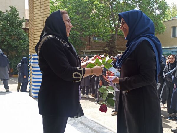 تجلیل از معلم و دختر ایرانی در بهار کرامت 