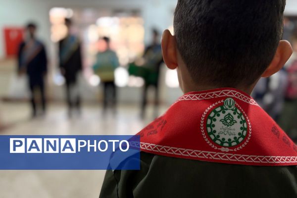 خادمان مسجد جمکران پرچم متبرک را به مدرسه شهید همت آوردند