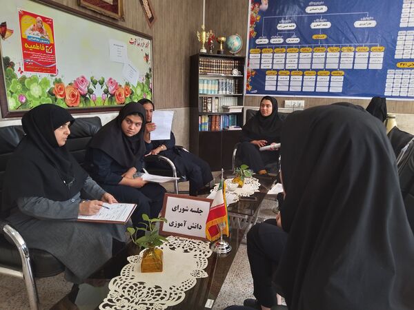 برگزاری اولین جلسه شورای دانش‌آموزی در دبیرستان دخترانه فاطمیه