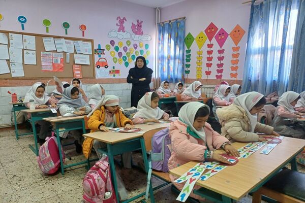 جشن یادگیری صدگان توسط دانش‌آموزان کلاس دوم دبستان شاهد نرگس
