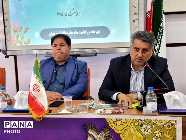 معلمان نمونه در قاب افتخار آموزش و پرورش منطقه ۵