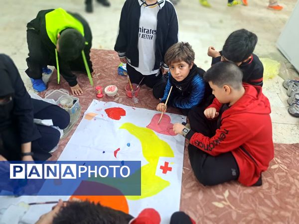 طرح نقاشی گروهی رو پارچه به‌مناسبت روز پرستار در دبستان مبتکران ۳ مشهد