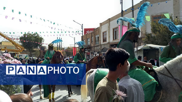 عشق و ارادت زائران حضرت معصومه(س) در قالب کاروان نمادین ورود ایشان به قم