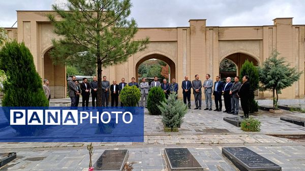 تجدید پیمان با شهدا به مناسبت هفته گرامیداشت مقام معلم