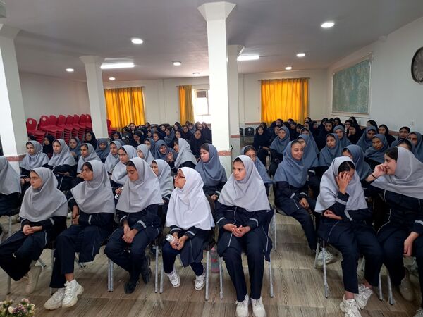 حضور آتش نشان به مناسبت وز آتش نشان و ایمنی در مدرسه نمونه دولتی وکیلی ۱۰