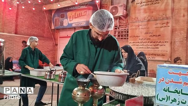زحمات بی وقفه چایخانه حضرت زهرا(س)