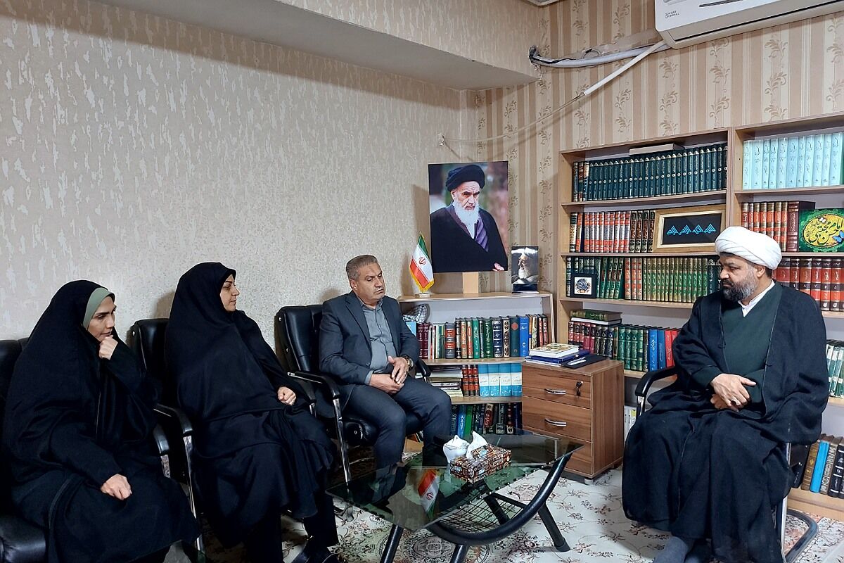 دیدار نوروزی رئیس و کارکنان اداره آموزش و پرورش کهریزک با امام جمعه منطقه 