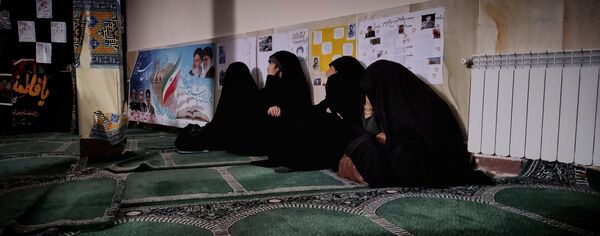 استقبال دانش‌آموزان دبیرستان شهید برقعی 2 قم از یک لاله فاطمی