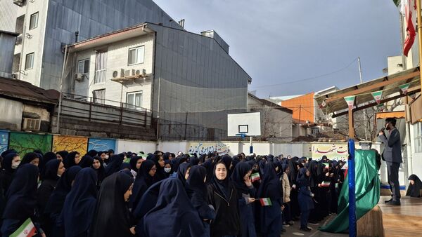 آغاز جشن‌های دهه فجر در مدارس؛ زنگ انقلاب امسال با ایران‌مون نواخته شد