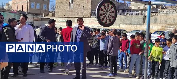 برگزاری مسابقات دارت در دبستان شهید فاتحی خانلق شهرستان شیروان