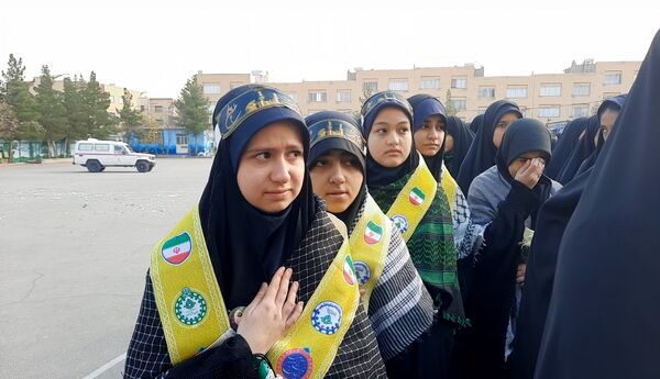 وداع دانش‌آموزان دبیرستان فرهنگیان ناحیه ۷ با شهید گمنام 