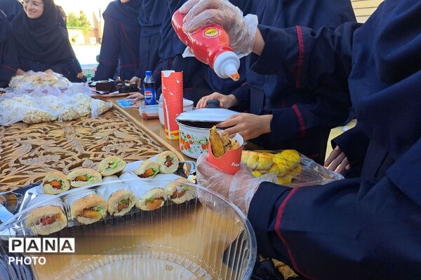 دانش‌آموزان سفیر تغذیه سالم در بازارچه غذای سالم