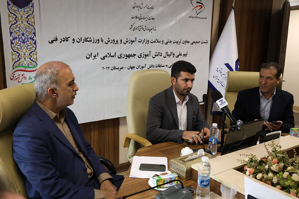 نشست صمیمی معاون تربیت بدنی و سلامت با ورزشکاران و کادر فنی تیم ملی والیبال دانش‌آموزی