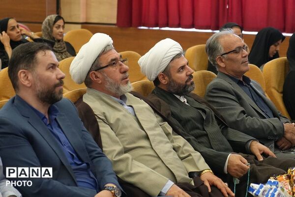 جشن شکوه مادری و همایش تجلیل از سفیران جوانی جمعیت در بهارستان‌دو