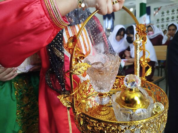 نواختن زنگ مهر و ایثار و ادای احترام به یادمان شهدا در بندر لنگه 