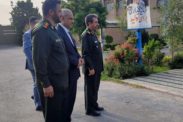 استقبال دانش‌آموزان پیشتاز از فرمانده سپاه استان تهران در اداره کل آموزش و پرورش شهرستانهای تهران