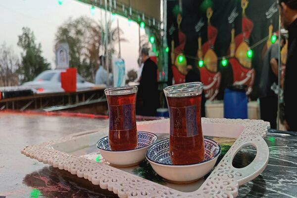 خدمت‌رسانی دانش‌آموزان و فرهنگیان ناحیه‌چهار اهواز به زوار اباعبدالله‌الحسین(ع)