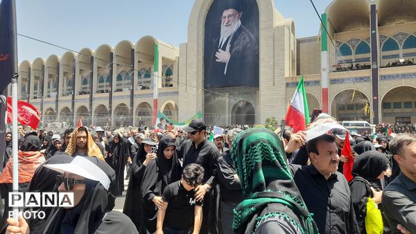  نمایشِ اقتدار در تشییعِ رهبر شهید
