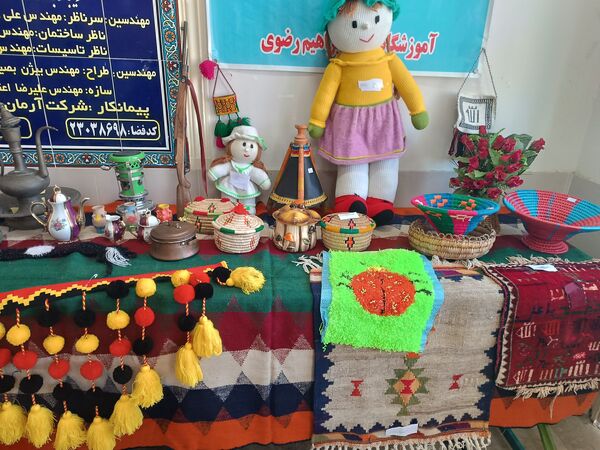 نمایشگاه صنایع دستی و جشنواره غذاهای سنتی به‌مناسبت دهه فجر 