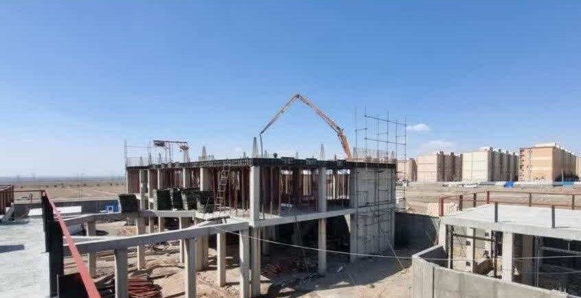 عملیات بتن‌ریزی مدرسه قطعه ۱۶ مهرگان قزوین در راستای استمرار نهضت توسعه عدالت آموزشی
