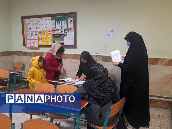 جلسه اولیا مربیان و تحویل کارنامه در دبیرستان سرافرازان