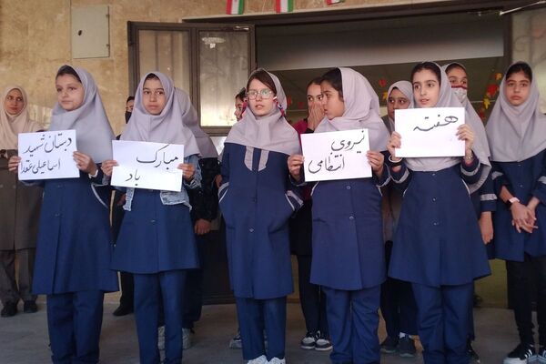 قدردانی دانش‌آموزان پردیس از حافظان امنیت