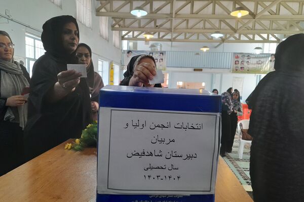  انتخابات انجمن اولیا و مربیان دبیرستان شاهد فیض