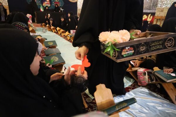  دورهمی دختران با قرائت سوره مبارکه فتح در رواق دارالذکر سومین حرم اهل بیت (ع)
